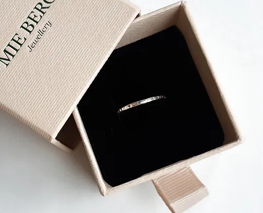 Simple Hammered Ring Sølv