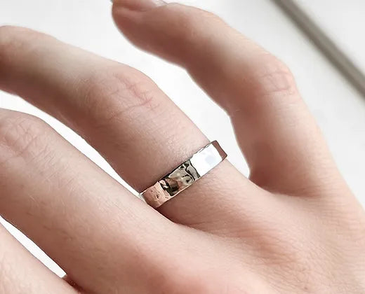Thin Hammered Band Ring Sølv