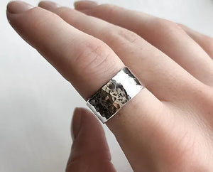 Wide Hammered Band Ring Sølv